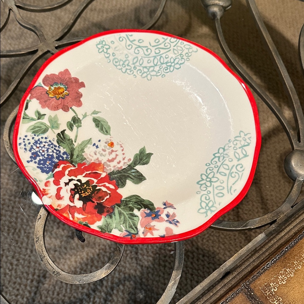 Pioneer Woman Floral Decorative Plate with Red Trim dinner sized plate